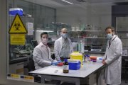 Javier I. Muñoz González, Andrés C. García-Montero y Alberto Orfao en el centro del Cáncer de Salamanca. | ENRIQUE CARRASCAL