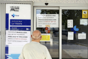 Un paciente revisa los avisos de entra del centro de salud de La Victoria. ICAL