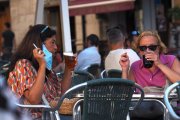 Dos personas sentadas en una terraza de Valladolid que tendrá que cerrar a la una de mañana. PHOTOGENIC / MIGUEL ÁNGEL SANTOS