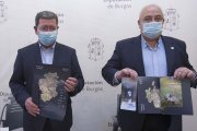 César Rico (izquierda) presentó ayer 'Burgos de leyenda' y el folleto explicativo del Canal de Castilla junto al diputado provincial Jesús María Sendino. RAÚL G. OCHOA