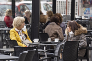 Varias personas en una de las terrazas de Valladolid.- 
PABLO REQUEJO /PHOTOGENIC