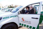 Juan Carlos Suárez-Quiñones en la entrega de cien todoterrenos nuevos para los agentes medioambientales de Castilla y León.- ICAL