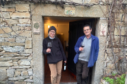 Sara y Pachi, a la puerta de la bodega La Setera, en Fornillos de Fermoselle.