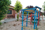 La alcaldesa de Cogeces de Íscar (Valladolid), Aránzazu Herrero, en la escuela del pueblo donde por ahora sólo está matriculada su hija. | A.C.