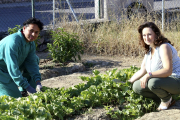 La agricultora ecológica Carmen Martín junto al operario de mantenimiento Luis Antonio Santos, durante un curso de su disciplina impartido el pasado curso en la ciudad de Segovia. / ICAL