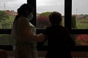 Una paciente con Alzheimer recibe ayuda a domicilio.- ICAL