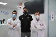 Los especialistas Javier Fernández y Eduardo Simón junto a Javier de Mesa, futbolista del Real Ávila y de la Selección Regional de Castilla y León, en el Centro Médico Angustias de Recoletas. EL MUNDO