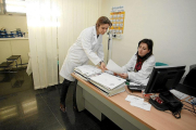 Una enfermera con la médico en una consulta de un centro de salud de Valladolid.- E.M.