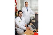 Dos investigadores en la Facultad de Medicina de la Universidad de Valladolid. J. M. LOSTAU
