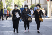 Gente pasea por las calles de Valaldolid.-  PHOTOGENIC/PABLO REQUEJO. CORONAVIRUS