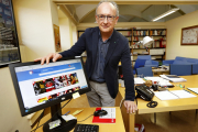 José Lorenzo, director de la Biblioteca de Castilla y León en Valladolid, muestra el menú de la nueva plataforma. LOSTAU