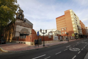 Imagen de ayer de los restos de fachada del convento de los años 70 que da a la calle San Quirce, derribada en los últimos días para construir 72 apartamentos. - J.M. LOSTAU