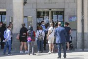 Un grupo de ciudadanos hace cola a las puertas del Ayuntamiento. ISRAEL L. MURILLO