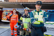 La médica de Emergencias Sanitarias de Sacyl, Esther Fraile, el sargento de bomberos de Valladolid, Juan Carlos Rodríguez, y el teniente del subsector de Tráfico de la Guardia Civil, Ramiro García. -J.M. LOSTAU