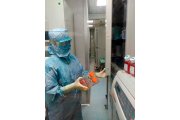 Una investigadora del IBGM manipula células mesenquimales de Valladolid. EL MUNDO