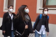 4 jóvenes con mascarilla que han decidido permanecer en la residencia