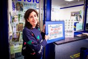 María Victoria Cid en la administración de Almazán muestra el cartel del premio. -HDS