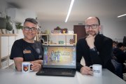Iván José Gómez y Jordi Mesa, cofundadores de Gamez Studio, muestran una parte del videojuego. - EL MUNDO