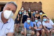 El presidente de la Asociación de Turismo Rural de Valladolid, Luis Chico, junto a unos de sus primeros huéspedes en la casa rural de Benafarces. E. M.