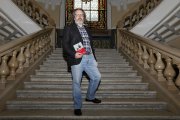 Javier Dámaso, esta semana, en el edificio histórico de la Universidad, y portada de su nuevo poemario. / J. M. LOSTAU