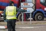 Un agente de la Guardia Civil da indicaciones en una carretera leonesa. ICAL
