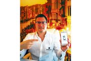 El emprendedor Javier Arranz con la aplicación ConectYayos.- EL MUNDO