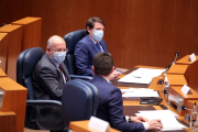 El presidente de la Junta, Alfonso Fernández Mañueco, el vicepresidente, Francisco Igea, y el consejero de la Presidencia, Ángel Ibáñez, durante el Pleno de las Cortes de ayer.- ICAL