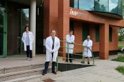 Investigadores participantes en la puerta del Instituto de Biotecnología de León. EL MUNDO