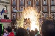Momento en el que explota el chupinazo de las fiestas de Burgos en la tribuna de prensa. ECB