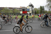 Una imagen de archivo de gente montando en bicicleta en Valladolid.