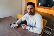 El ingeniero de la UVA Marcos Martín muestra parte de su proyecto. Mireia Bertran