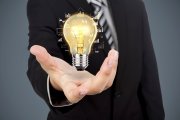 Una persona sujeta una bombilla, símbolo de creatividad e ideas innovadoras. / El mundo
