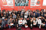 Foto de familia de participantes del Concurso, en la Cúpula del Milenio. (CARLOS ARRANZ)