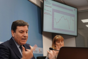 El consejero de Economía, Carlos Fernández Carriedo, y la directora general de Presupuestos, María Isabel Campos López, este lunes en la presentación de la Contabilidad Regional de Castilla y León en 2023. / RUBÉN CACHO (ICAL)