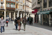 Personas paseando por el centro de Palencia, en una imagen de archivo.-ICAL