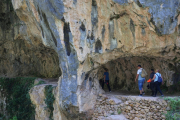 Visitantes recorren la ruta del Cares, en el Parque Nacional Picos de Europa. / Eduardo Margareto (ICAL)