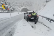 La Guardia Civil rescata un coche atrapado por la nieve en la A-6 a su paso por León. -GUARDIA CIVIL