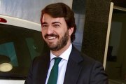 El vicepresidente de la Junta de Castilla y León, Juan García Gallardo a su llegada a la reunión del Comité Ejecutivo Nacional de VOX con el ejemplar de Sumisión