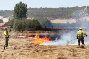 Un incendio agrícola entre la N-610a y el Camino de San Román ha movilizado a varios camiones del parque de bomberos de Palencia y bomberos de la Junta.