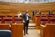 Juan García-Gallardo durante la celebración del pleno de las Cortes de Castilla y León.