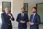 El secretario general de Vox, Ignacio Garriga, en el centro, junto al presidente de las Cortes, Carlos Pollán, y el portavoz parlamentario Juan García-Gallardo.