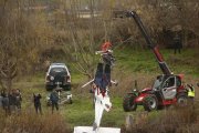 Extracción del ultraligero del río Duero en Villamarciel (Valladolid) en diciembre de 2022.