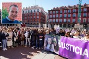 Concentración en la Plaza Mayor en repulsa de los dos crímenes; en la ventana, David Maroto