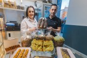 Begoña y Félix Ángel, con una muestra de su dulce y llamativa propuesta navideña