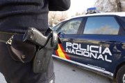 Agente junto a un coche de la Policía Nacional en una foto de archivo. SUBDELEGACIÓN DEL GOBIERNO EN VALLADOLID