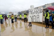 Concentración de los trabajadores despedidos en Candeleda ante la entrada a la fábrica