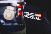 Agente de la Policía Nacional de espaldas, en una imagen de archivo.