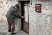 Un hombre accede a una vivienda en el municipio zamorano de Villadeciervos.