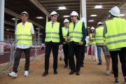 Carlos Fernández Carriedo y Juan Carlos Suárez-Quiñones visitan las obras de Dia en el polígono de Villadangos del Páramo.