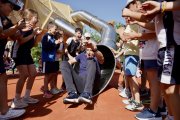 El alcalde de León, José Antonio Diez, visita el nuevo parque infantil de la explanada Pendones Leoneses